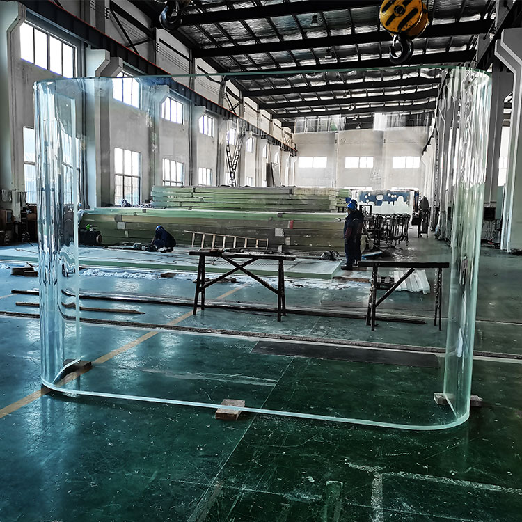 Painel acr&iacute;lico em forma de U - f&aacute;brica
