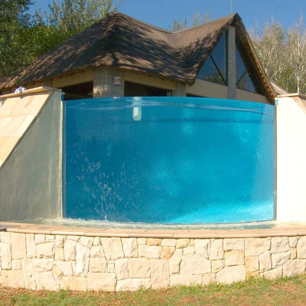 Piscina curva de acr&iacute;lico