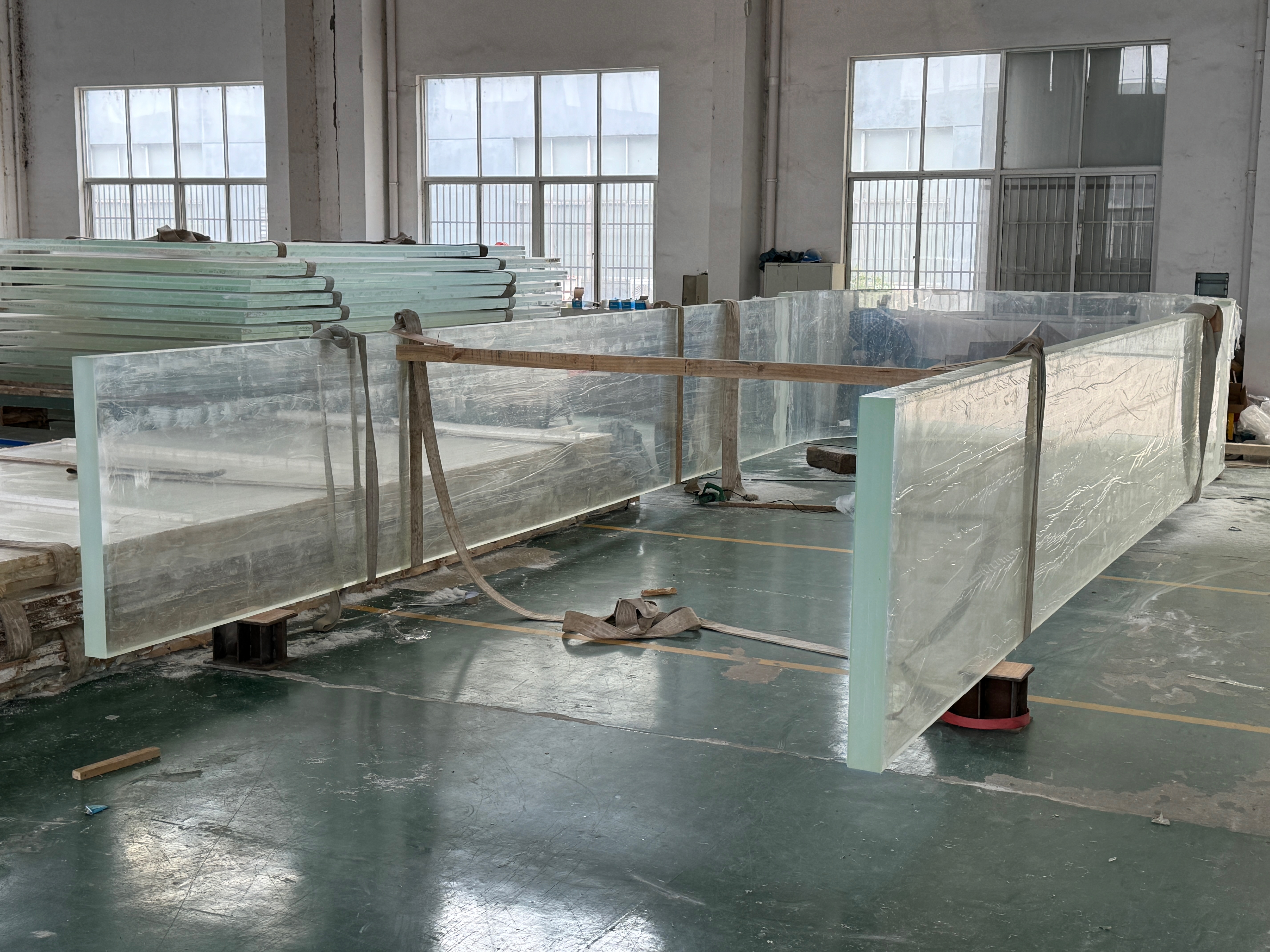 Painel curvo acr&iacute;lico em forma de U - LEYU