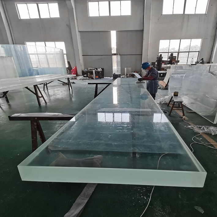 Piscina Cl&aacute;ssica Apoiada Em Janela De 3 Lados - Leyu