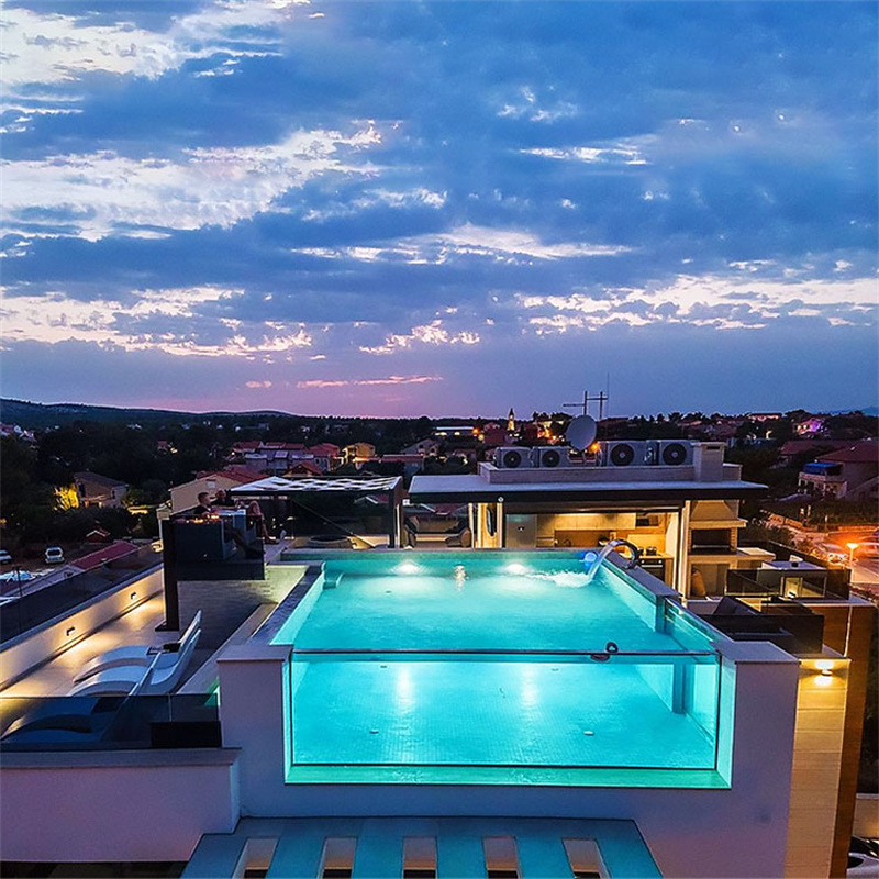 Piscinas de vidro versus piscinas de acrílico?