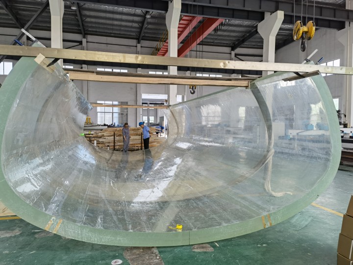 Ponte Transparente, Instalações em Acrílico Curvo - Leyu
