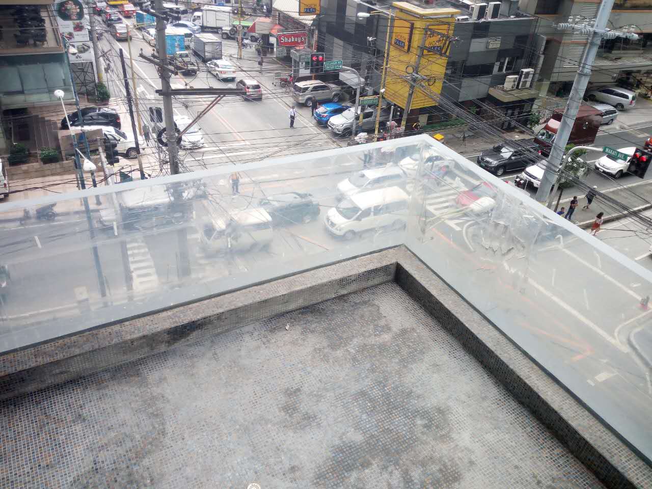 Imagens para piscina apoiada em janela de acrílico de 4 lados - Leyu