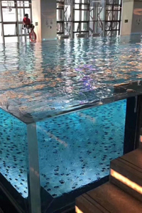 Descubra a elegância e funcionalidade dos designs internos de piscinas de acrílico
