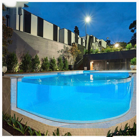 Curvo, sem costuras, ousado: Painéis acrílicos personalizados para o formato da piscina dos seus sonhos