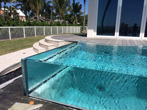 Grande piscina de acrílico nas Filipinas: luxo cristalino para um paraíso tropical