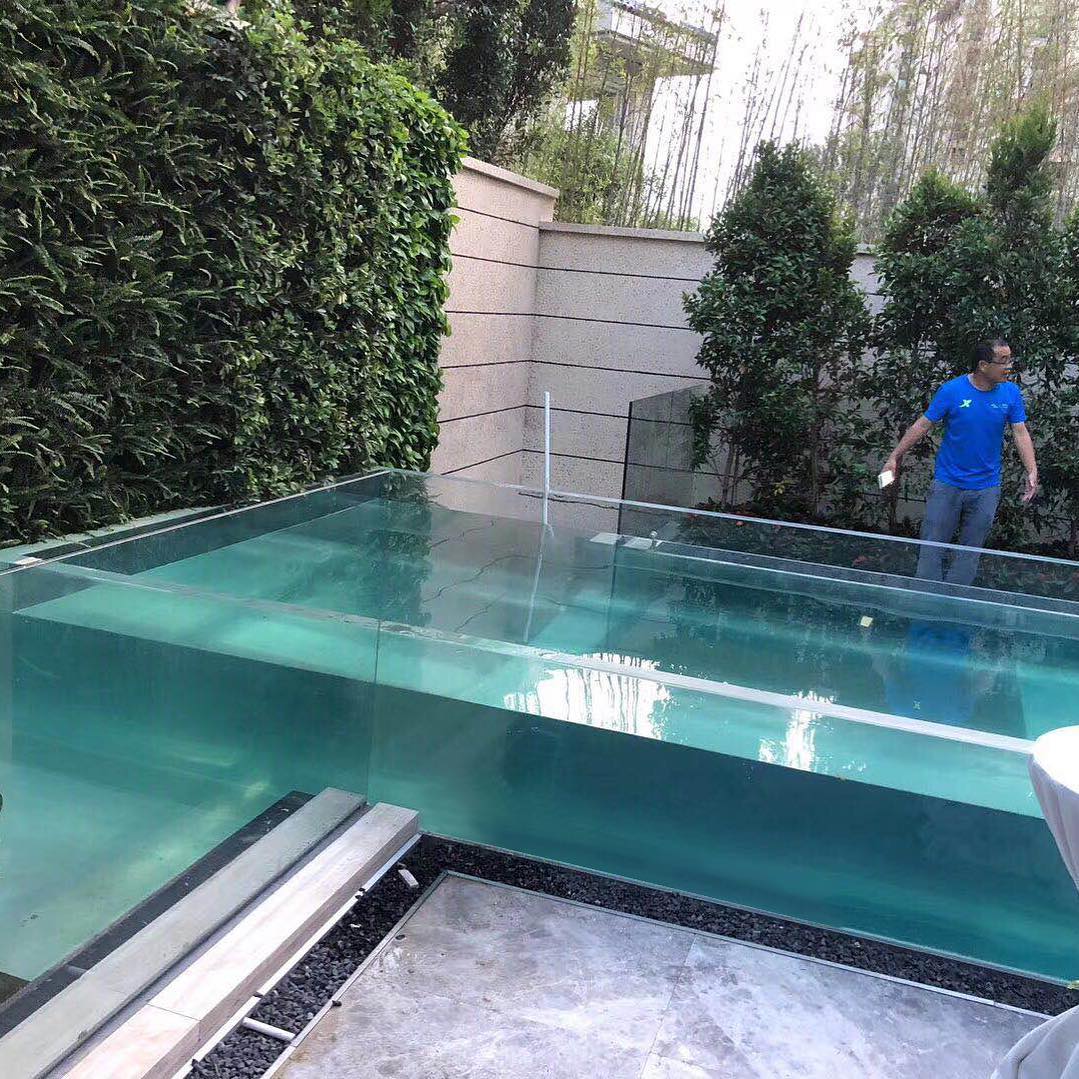 A borda lisa da piscina em acrílico proporciona uma vista perfeita - Leyu